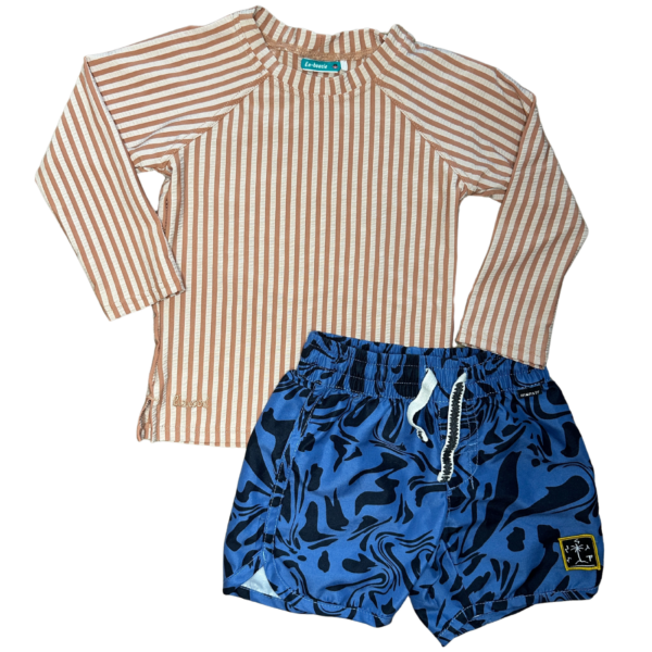 Ensemble de bain pour garçon, tee-shirt rayures colorées terracotta de Liewood et short imprimé noir et bleu de chez MUNSTERKIDS chez enbouclekids