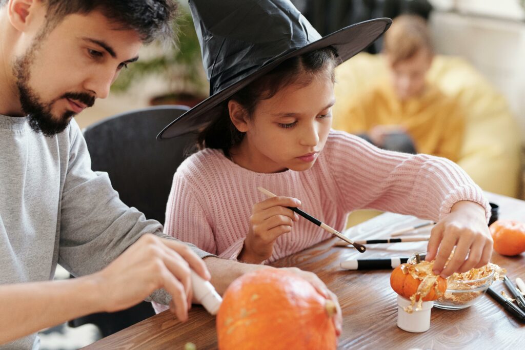 Décoration de citrouilles avec les enfants